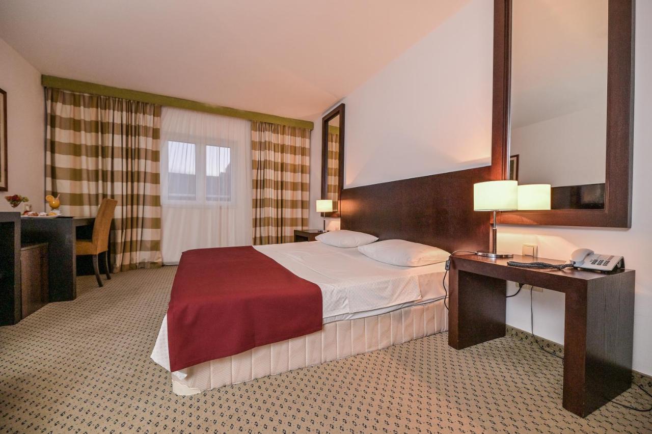 Hotel International Rab Town Extérieur photo